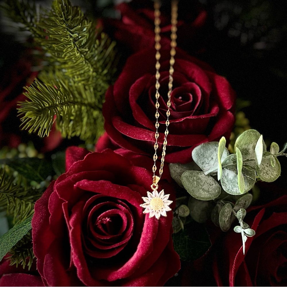 BEAUTIFUL Sunflower Pendant necklace - COMPLIMENTS WILL BE RECEIVED when worn! - Picture 6 of 10